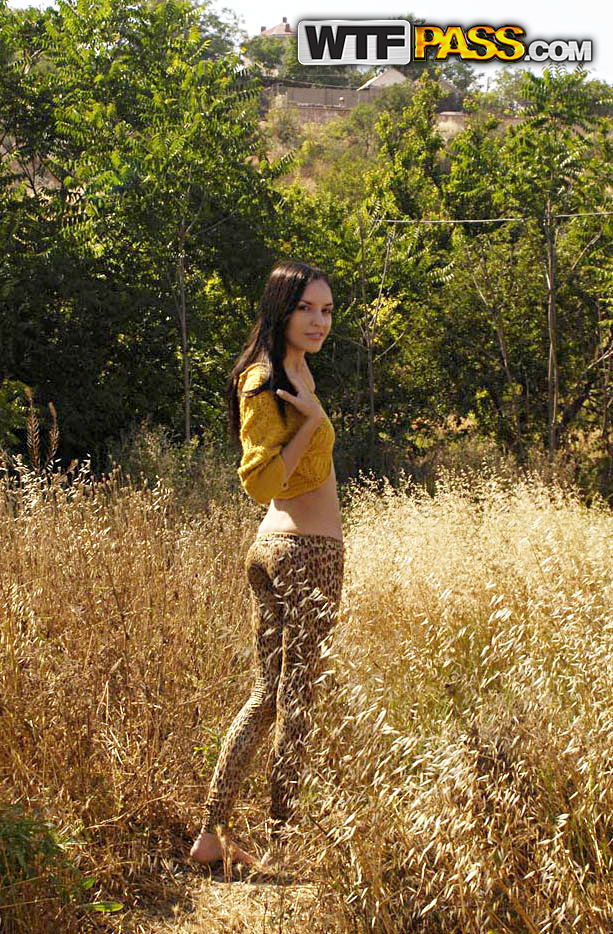 Tentadora nena morena con cuerpo caliente despojándose de su ropa al aire libre
 #51123032