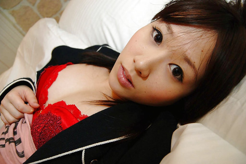 La tímida joven asiática se desnuda y expone su jugoso coño en un primer plano
 #51224690