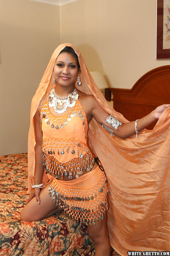 Freche indische Dame auf hohen Absätzen entblößt ihre Titten und Muschi
 #51172485