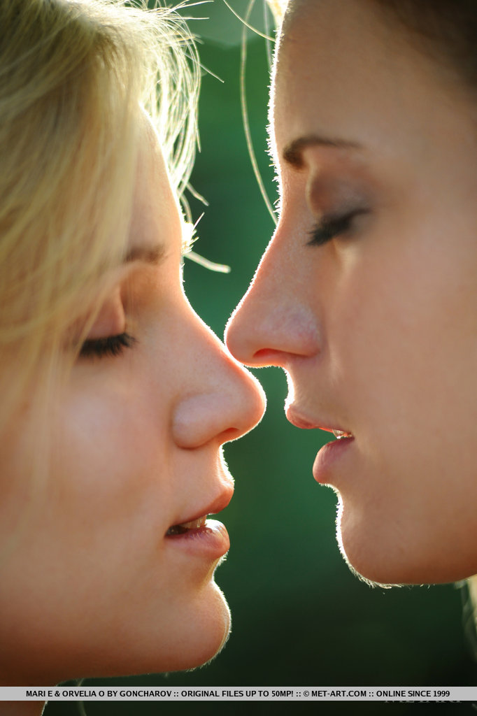 Lesbianas calientes mari e & orvelia o mostrando pequeñas tetas mientras se besan en el bosque
 #51167379