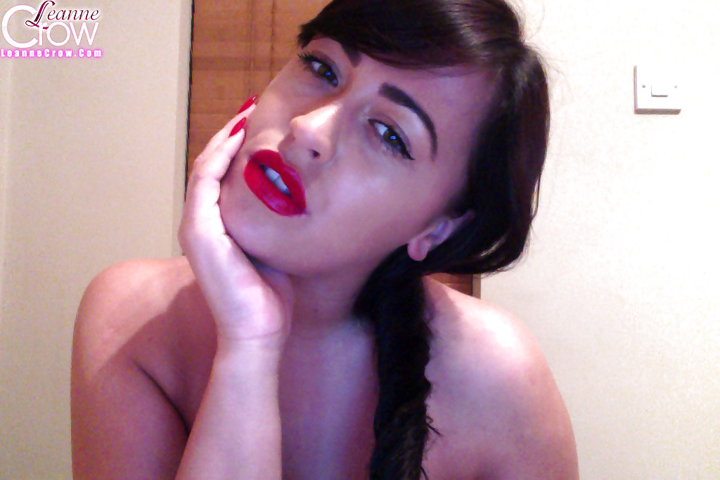 La estrella porno Leanne Crow y sus labios rojos se toman selfies caseros
 #54690189