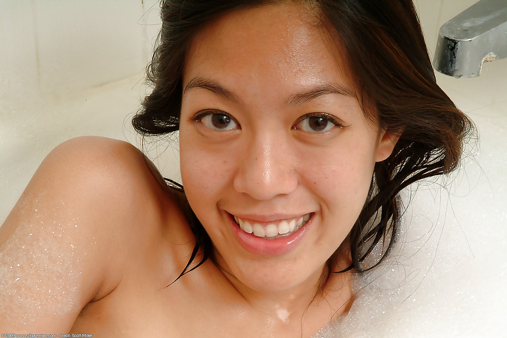 Skinny asiatische Amateur Starlingz posiert nackt beim Blasen von Blasen in der Dusche
 #50054170