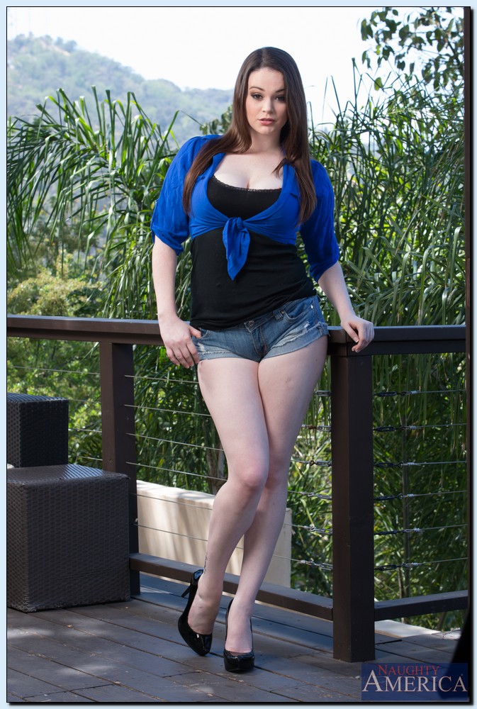 Tessa Lane, amatrice en jeans et short, se déshabille en plein air.
 #50141027