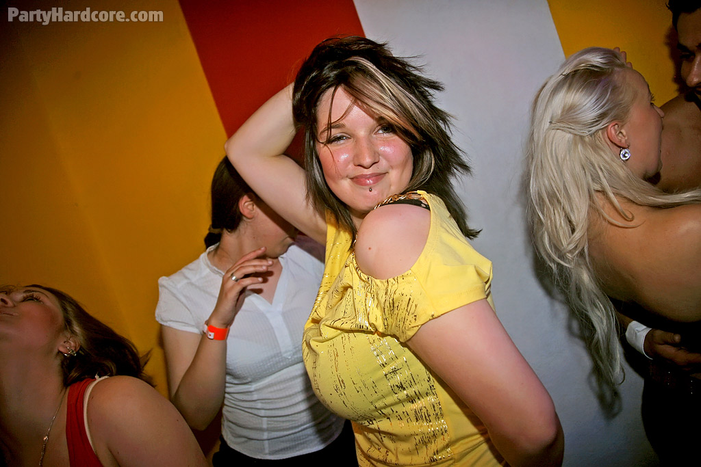 Chicas amateurs y cachondas mostrando sus habilidades para la mamada en la fiesta de borrachos
 #50303860