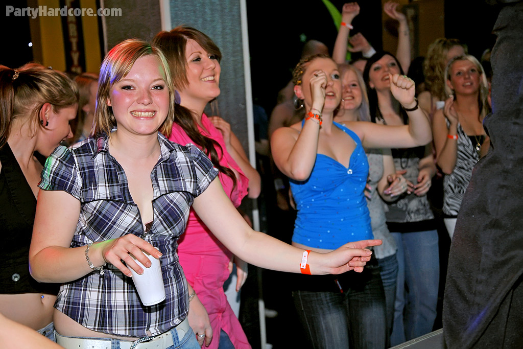 Slutty Amateur-Mädels zeigen ihre Blowjob-Fähigkeiten auf der betrunkenen Party
 #50303863