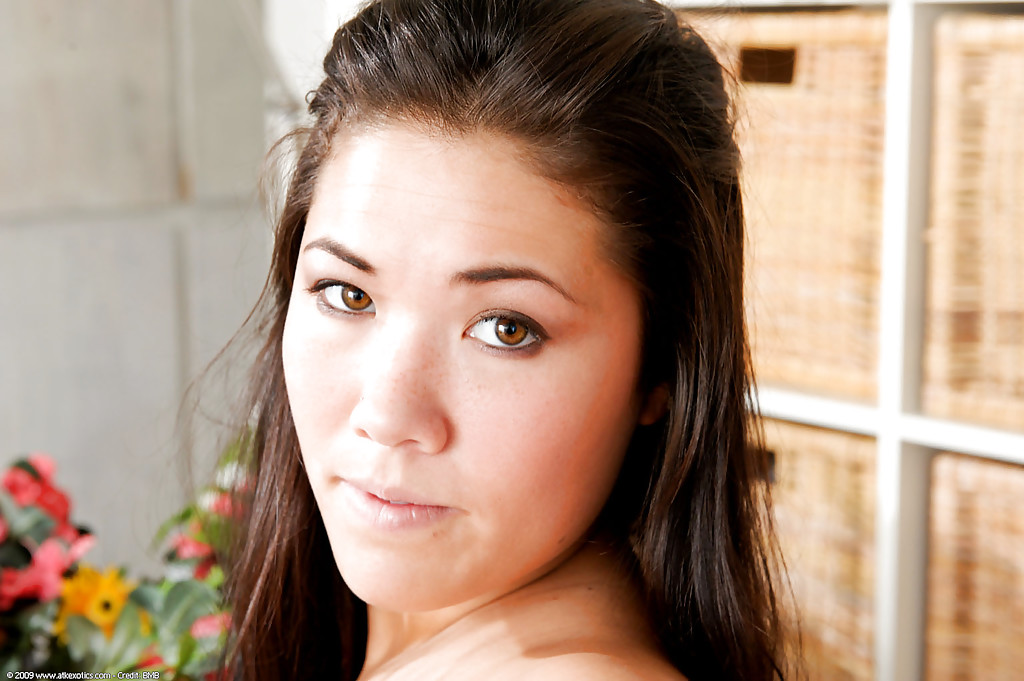 Nahaufnahmen der vollbusigen asiatischen Amateurin London Keyes, die ihre gepiercten Brustwarzen zeigt
 #54810151