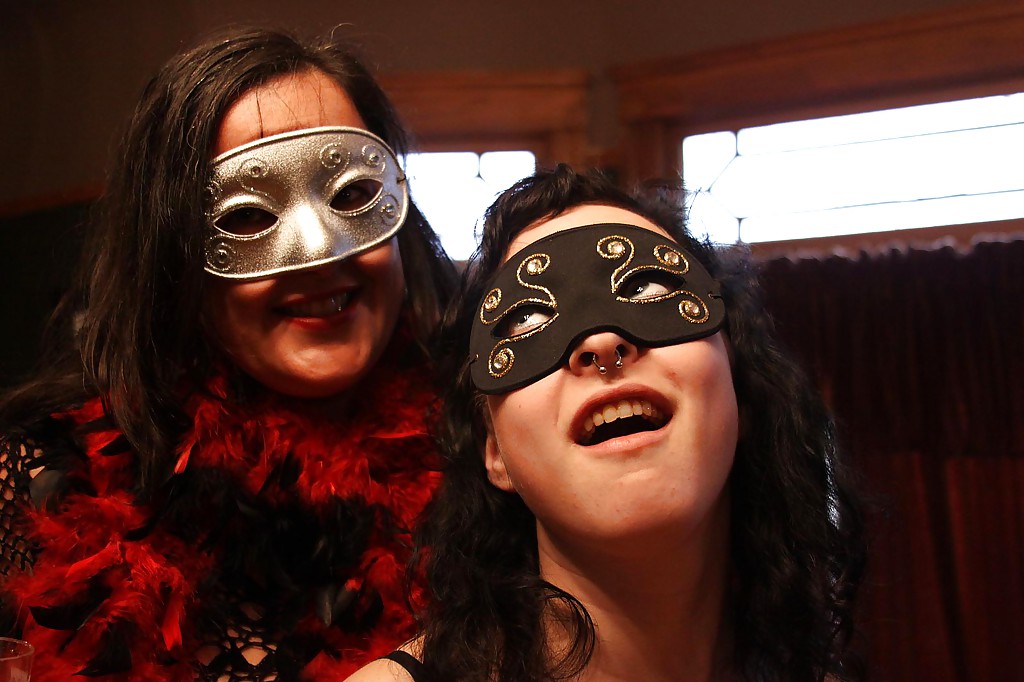 仮面をかぶったフェティッシュな女性たちがレズビアングループセックスで変態的に楽しむ
 #50388143