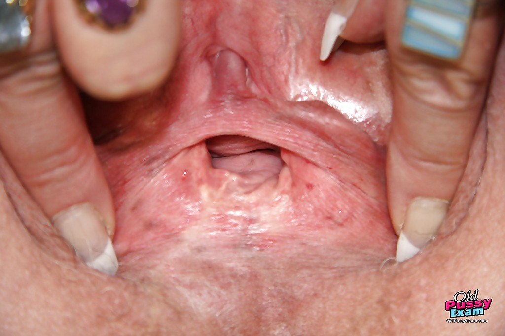 Fette Oma in Spitzenstrümpfen stopft ihre rasierte Fotze mit einem Gyno-Tool
 #51006108
