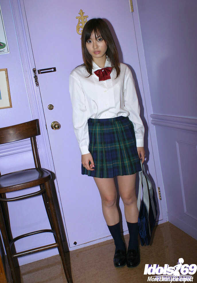 Une jolie jeune asiatique aux petits seins enlève son uniforme scolaire.
 #51216484