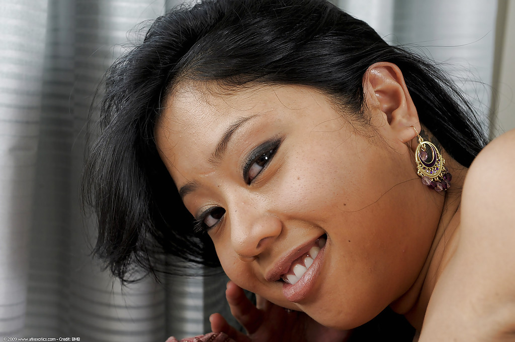 Schwarzhaarige asiatische kya liebt es, ihre großen sexy Titties zu zeigen
 #50043604