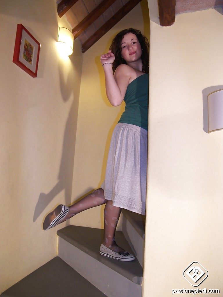 Ylenia est juste assise sur les escaliers et montre ses jambes sexy.
 #51373939