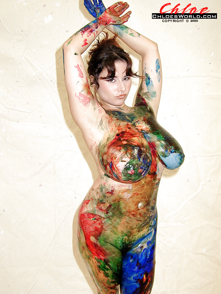 Chloe Vevrier, une jeune femme française, couvre ses énormes seins et son cul avec de la peinture corporelle.
 #53420905