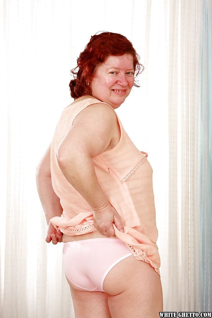 Fette rothaarige Oma mit massiven Krügen zieht ihre Kleidung aus
 #51025395