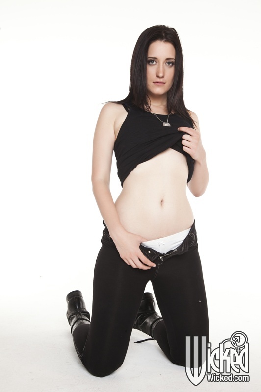 Une jeune fille perverse pose dans une tenue de rock star et montre son cul serré.
 #52471193