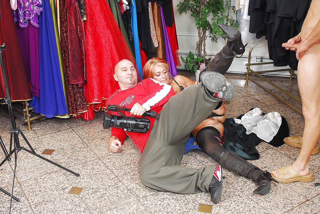 Abuela asquerosa chupa y folla una polla joven para una corrida en la boca
 #51002639