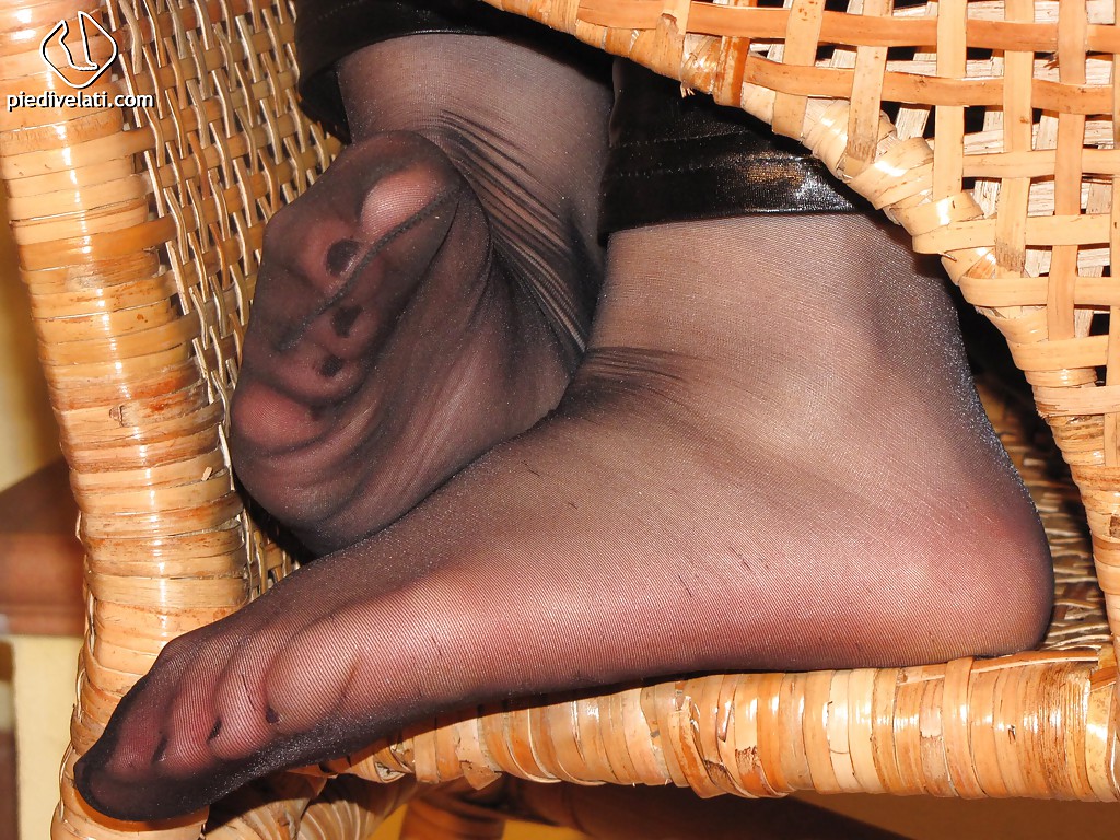 La puttana bruna con il corpo stupefacente eva è una ragazza feticista dei piedi
 #51760698