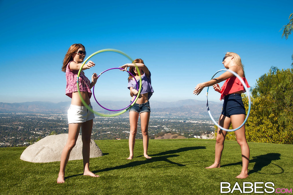 3 filles en chemise et lunettes de soleil se déshabillent pour du sexe lesbien en plein air près de l'océan
 #53834710