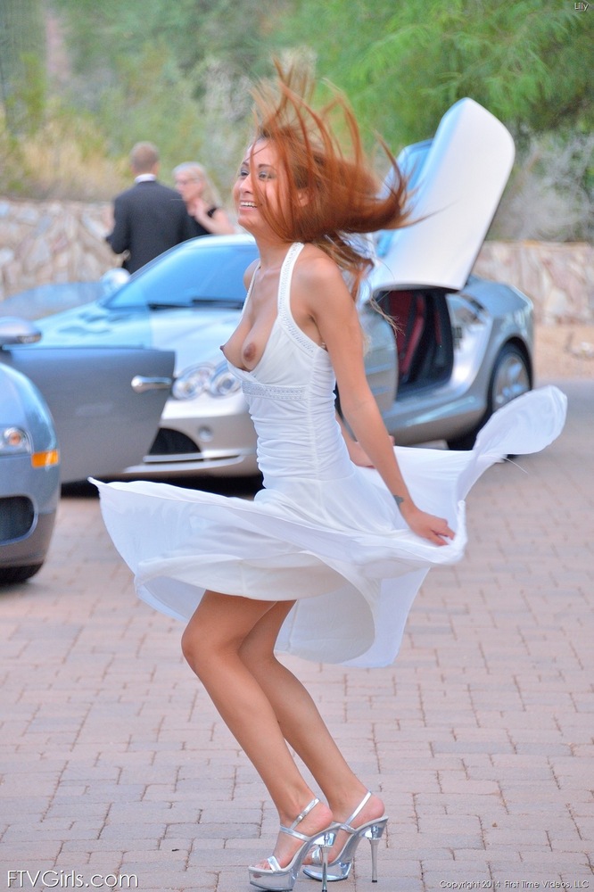 若いグラマーモデルが、白いドレスからティーンエイジャーの胸を見せる
 #50097060