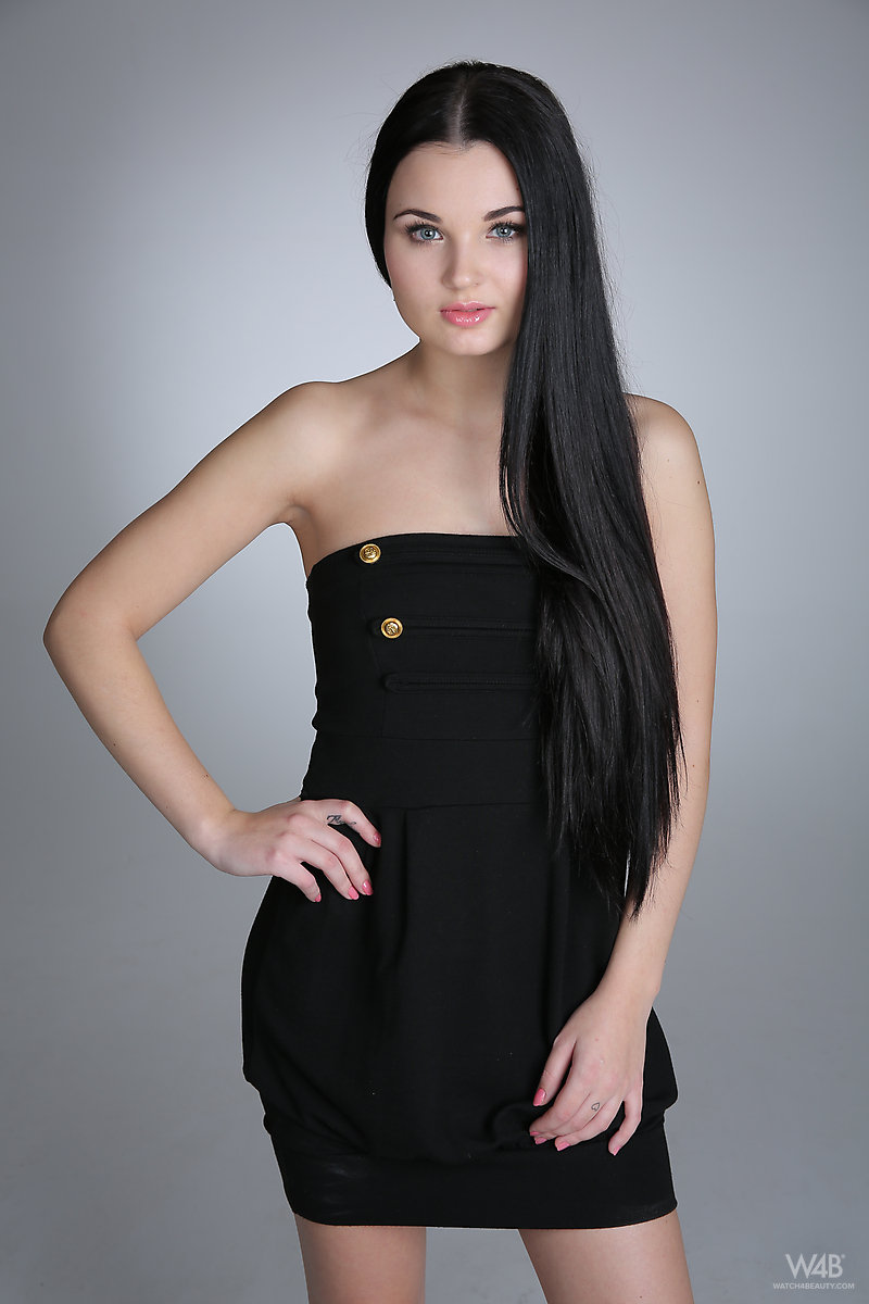 Brunette glamour girl celeste t si libera del vestito nero per posare nuda sui tacchi
 #51956431