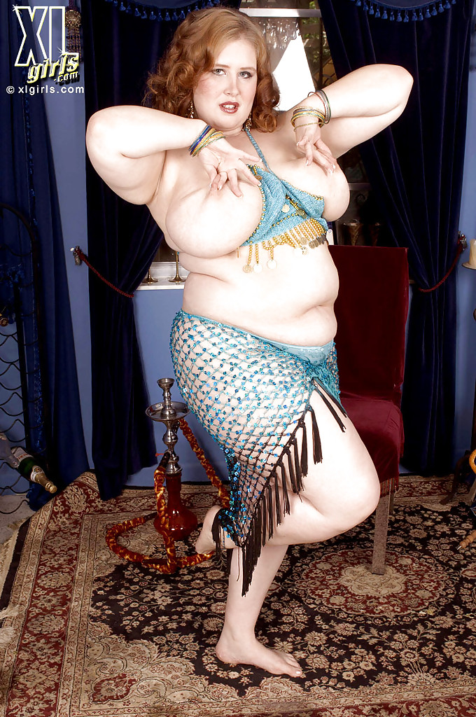 Miss isabelle esegue una danza del ventre e fa rimbalzare le sue tette grasse e il suo culo
 #52092432