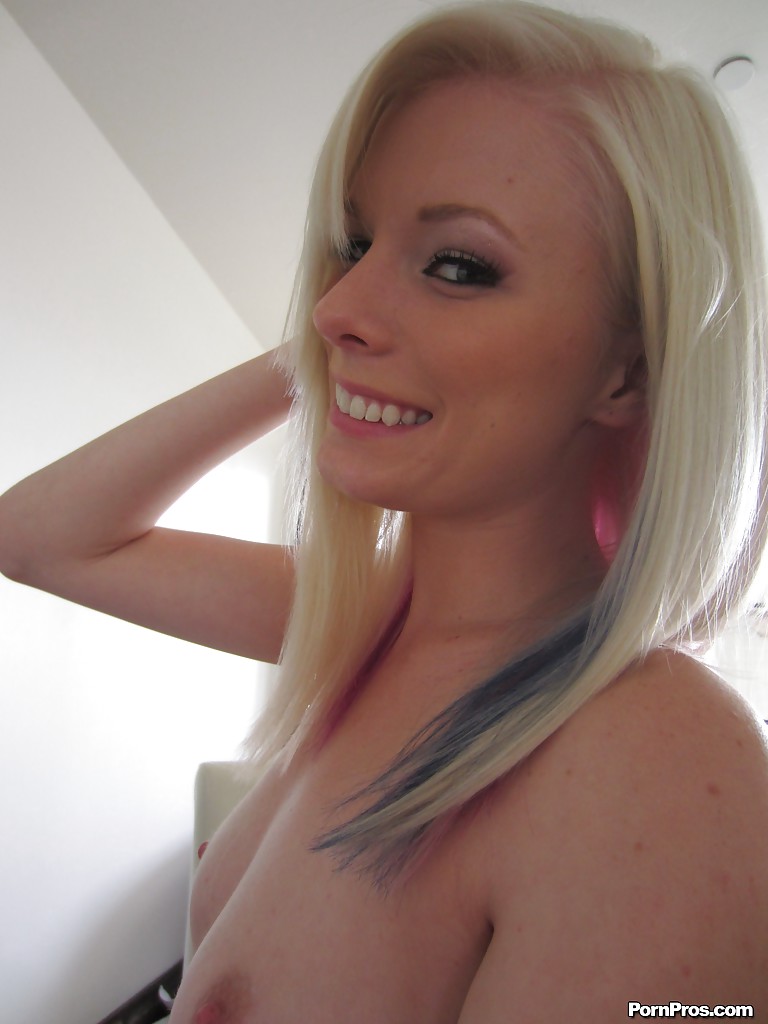 Elaina Raye fait de fantastiques self-shots alors qu'elle est complètement nue.
 #51827243