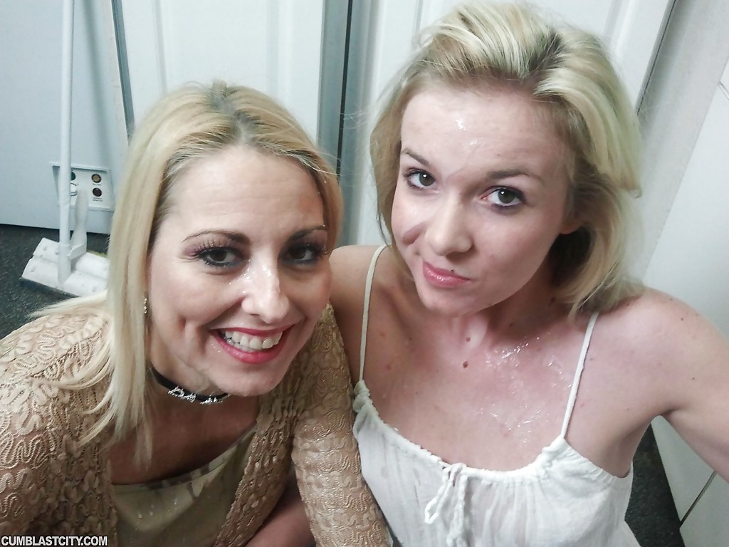 Lustvolle Teenie-Blondine und ihre reife Freundin wichsen abwechselnd einen harten Schwanz
 #51084021
