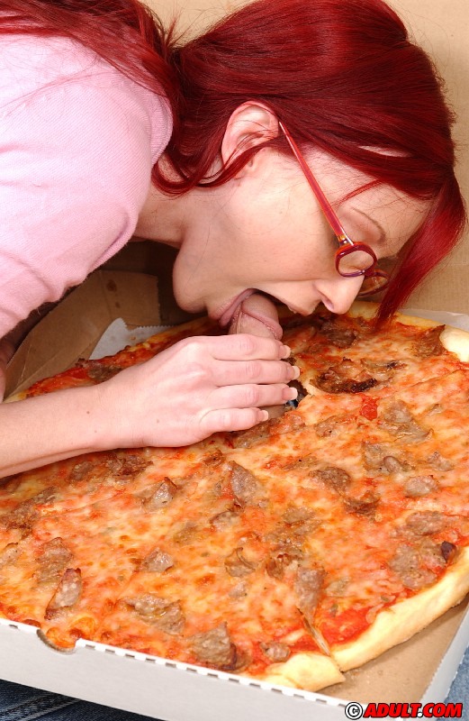 La volpe rossa con le tette incredibili si diverte con un pizzaiolo appeso
 #51738365