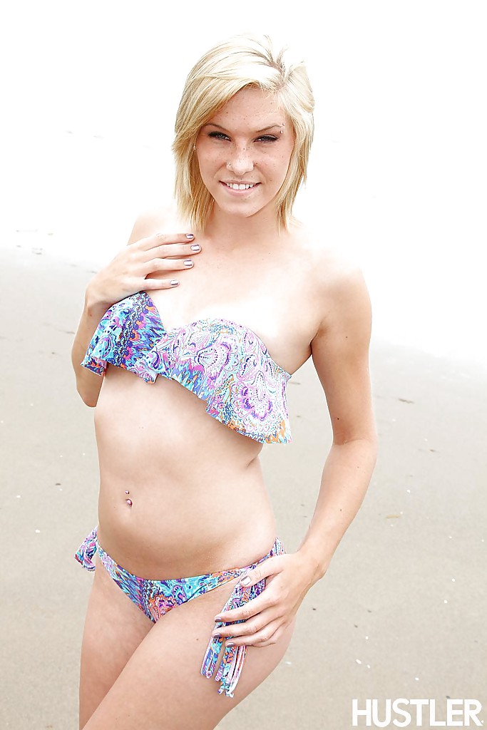 La jeune femme de la plage, Ella Woods, enlève son bikini pour se mettre entièrement nue.
 #50162889
