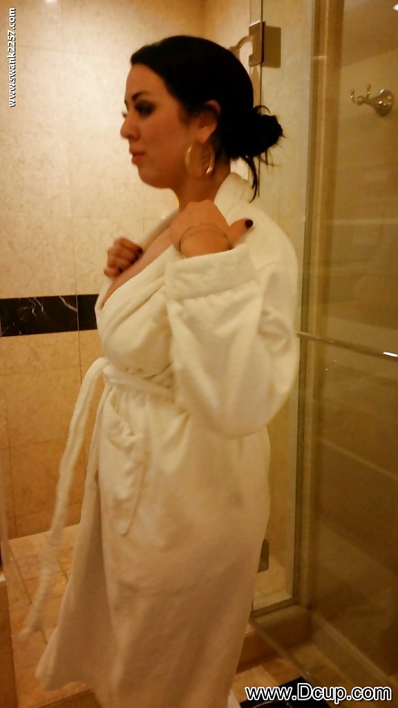 Sous la douche, la grosse tatouée Brianna Rose joue avec sa chair sexy.
 #51914981