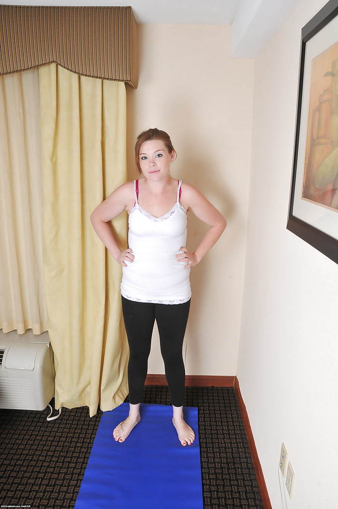Margot, la sportive, pose en amateur dans son pantalon de yoga.
 #52040313