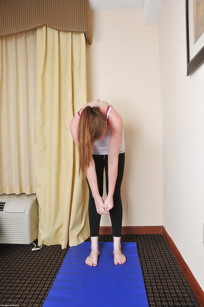Margot, la sportive, pose en amateur dans son pantalon de yoga.
 #52040416