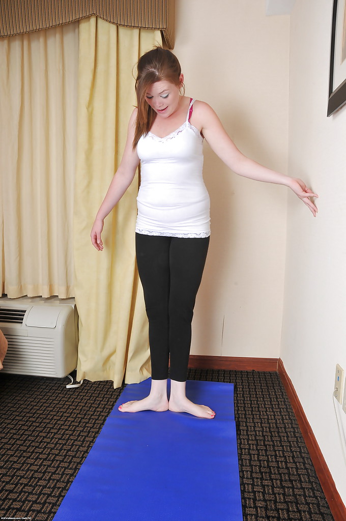 Margot, la sportive, pose en amateur dans son pantalon de yoga.
 #52040454