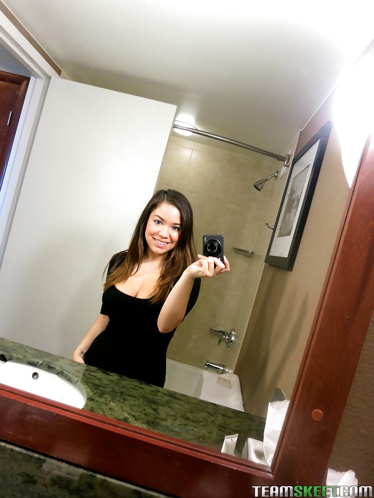 Amatrice aux gros seins Audrina Grace prenant un selfie et se mettant à poil
 #51811519