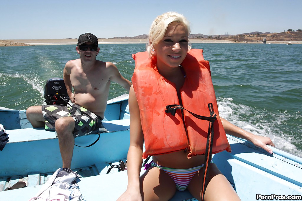 Jeune aux petits seins Kacey Jordan montre son corps sur un bateau.
 #54395384