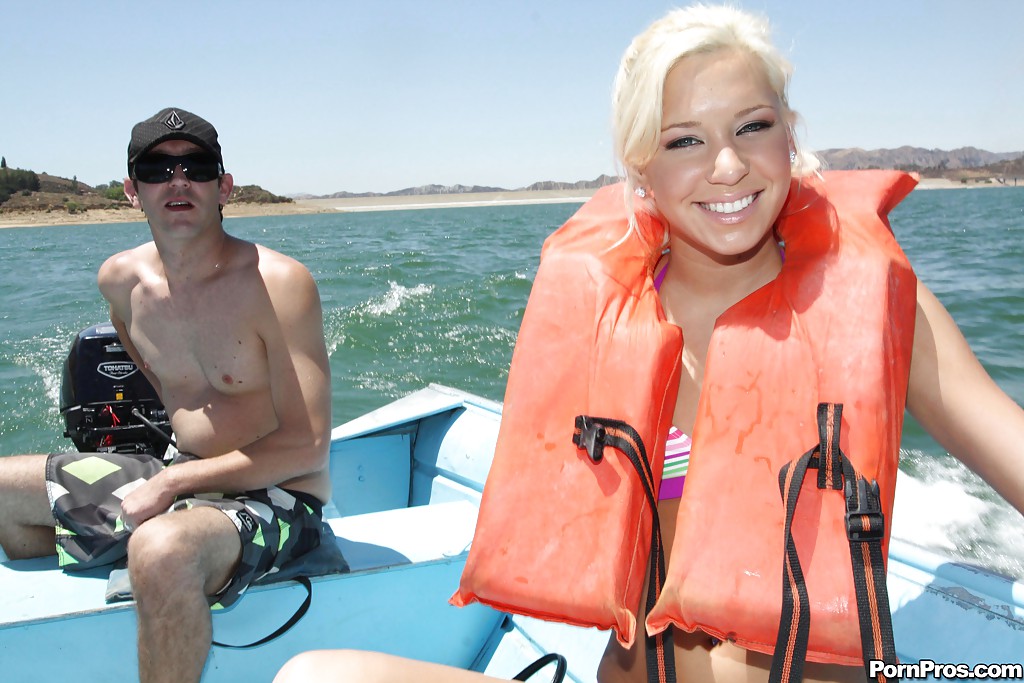 Teen babe mit winzigen Titten kacey jordan zeigt ihren Körper auf einem Boot
 #54395431