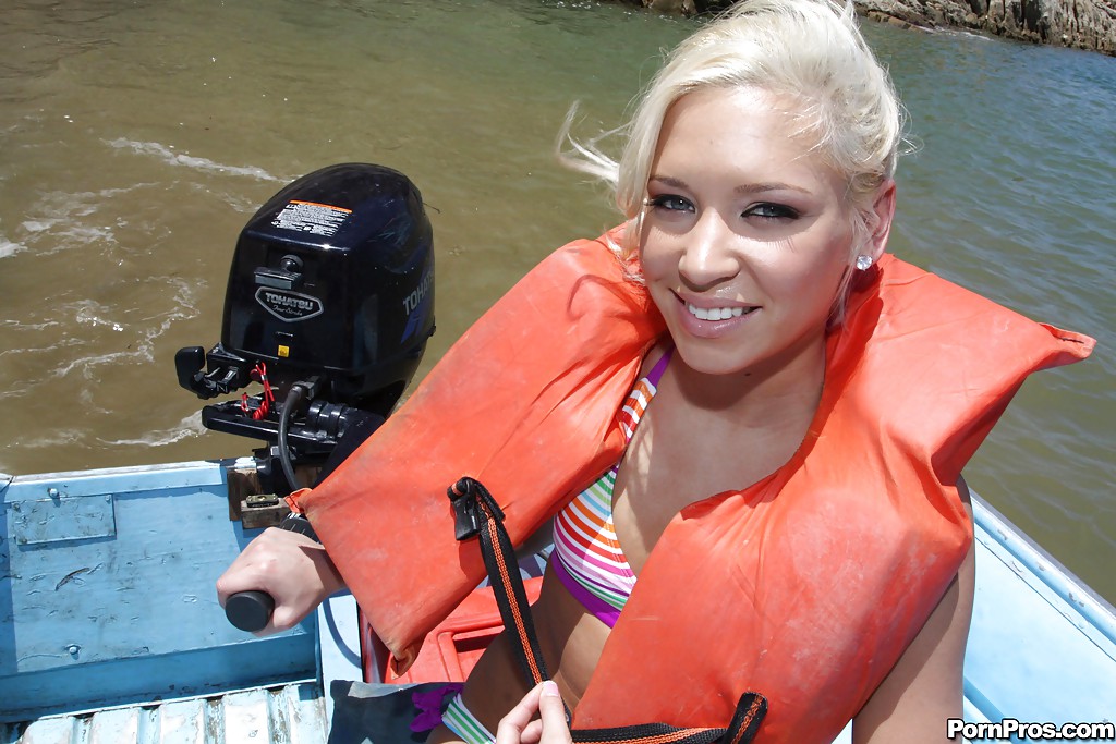 Teen babe mit winzigen Titten kacey jordan zeigt ihren Körper auf einem Boot
 #54395618