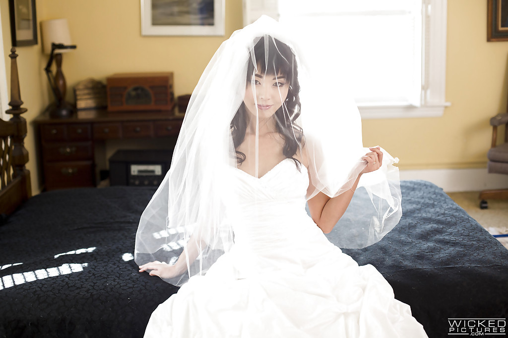 La star asiatique du porno Marica Hase pose seins nus dans sa robe de mariée.
 #52368865