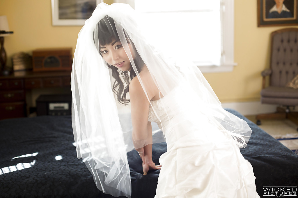 アジアのホットなポルノスターMarica Haseがウェディングドレスを着てトップレスでポーズをとる
 #52368899