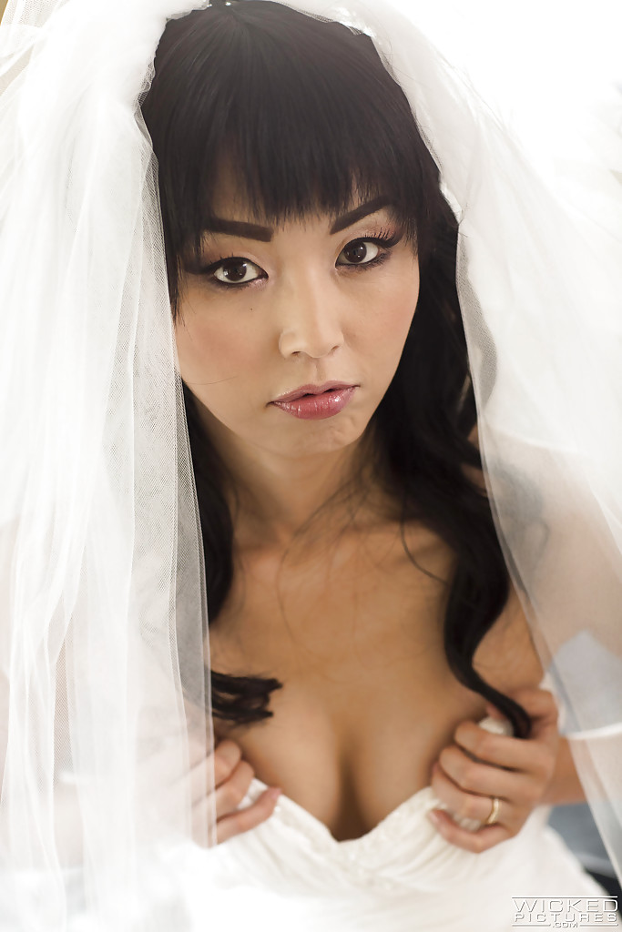La star asiatique du porno Marica Hase pose seins nus dans sa robe de mariée.
 #52368931