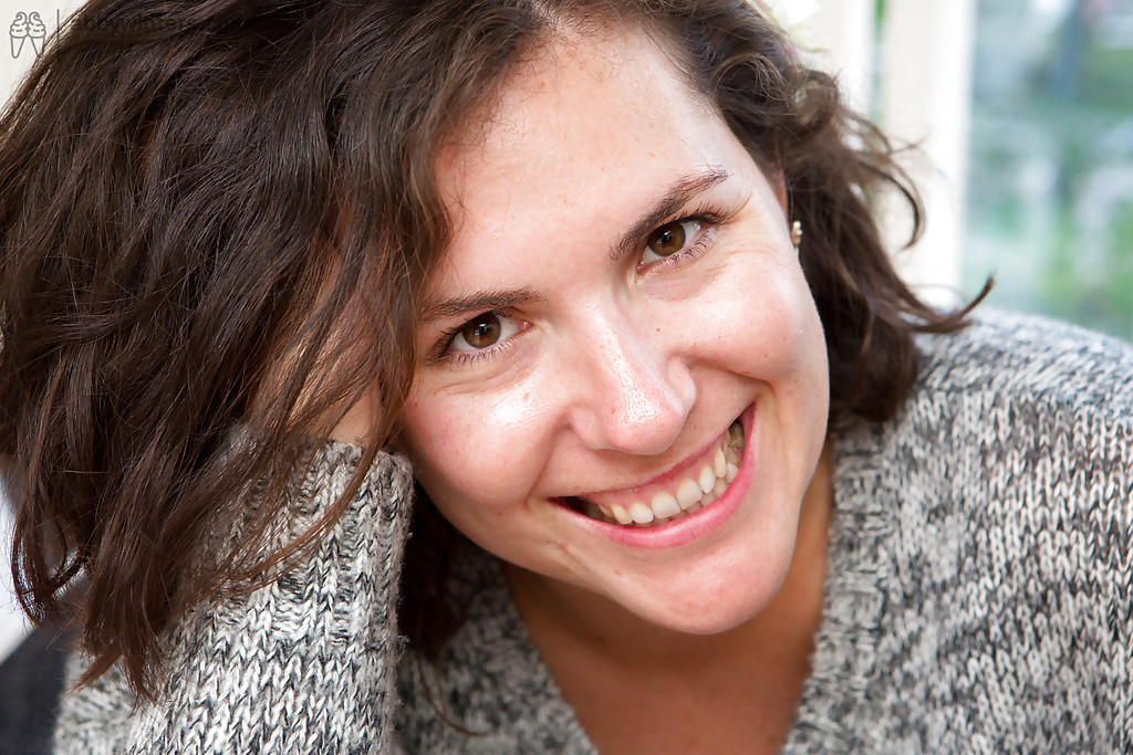 Die haarige Möse von Brünette Amateur nela ist unter Finger ficken Angriff
 #50152694