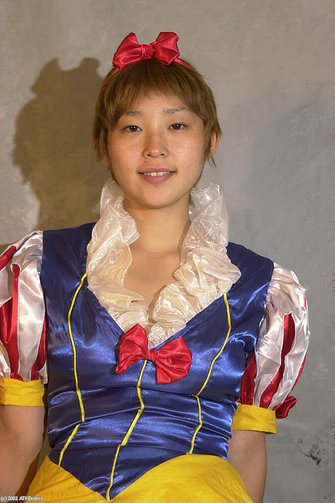 Une jolie asiatique, première fois, libère ses beaux seins de jeune de sa tenue de cosplay.
 #50011803