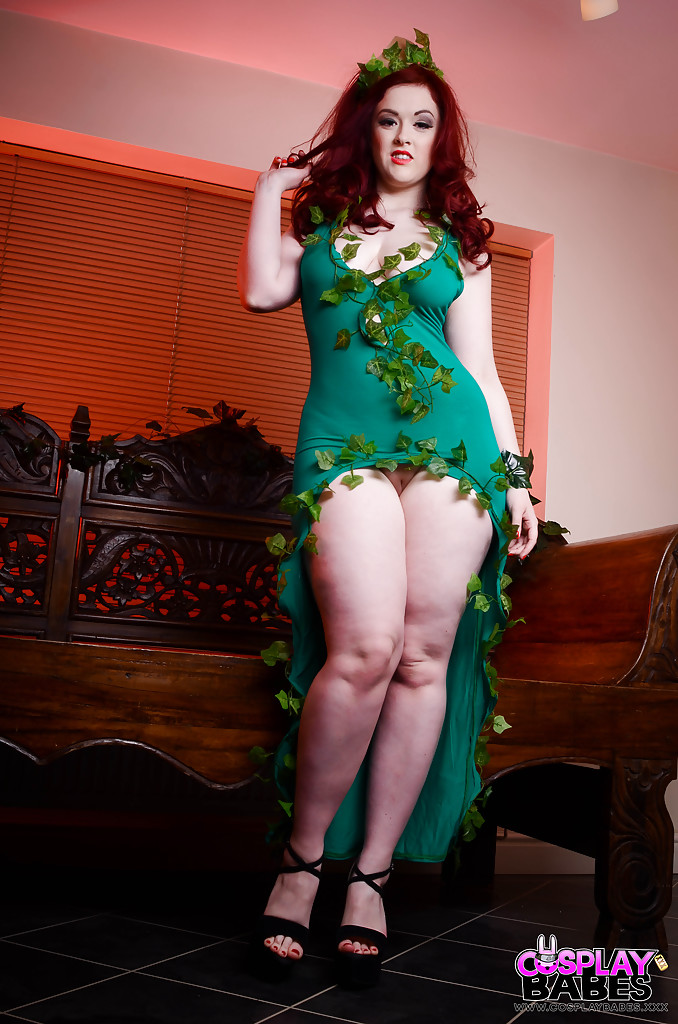 Jaye Rose, modèle fétichiste rousse, participe à une séance photo érotique en cosplay.
 #50372969