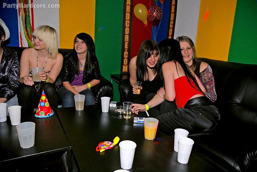 Chicas hambrientas de polla mostrando sus habilidades de mamada en la fiesta de borrachos
 #50293970