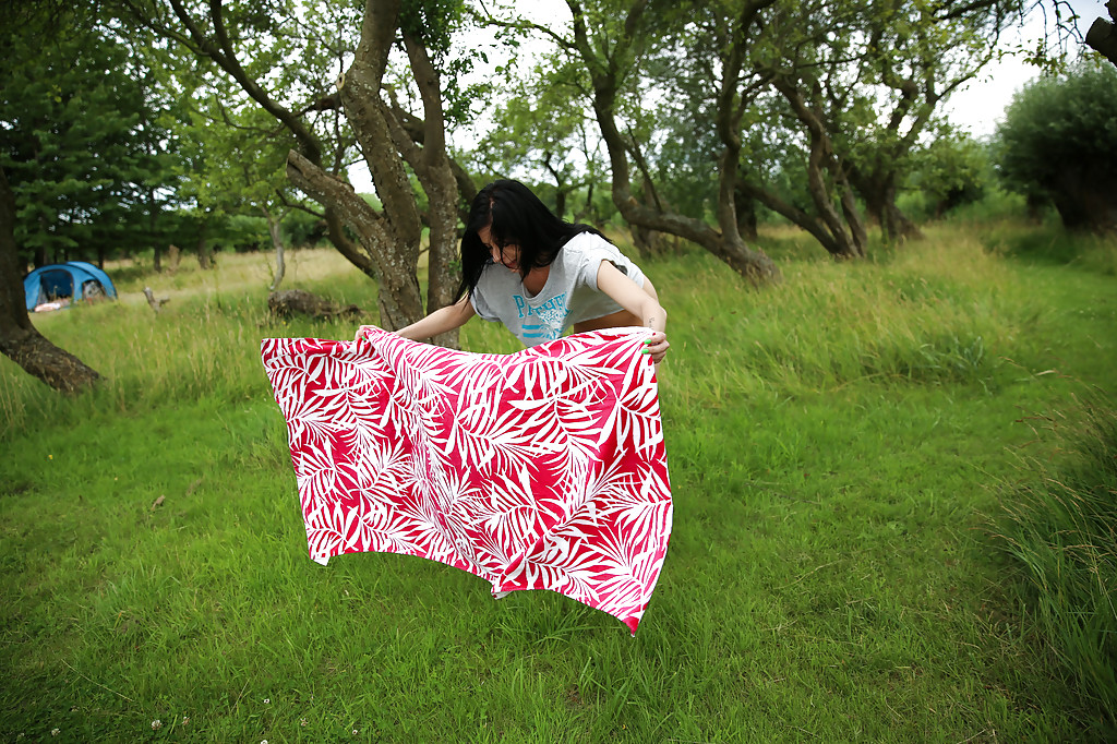 Jeune brune au corps maigre daniella c dose yoga en plein air
 #50282307