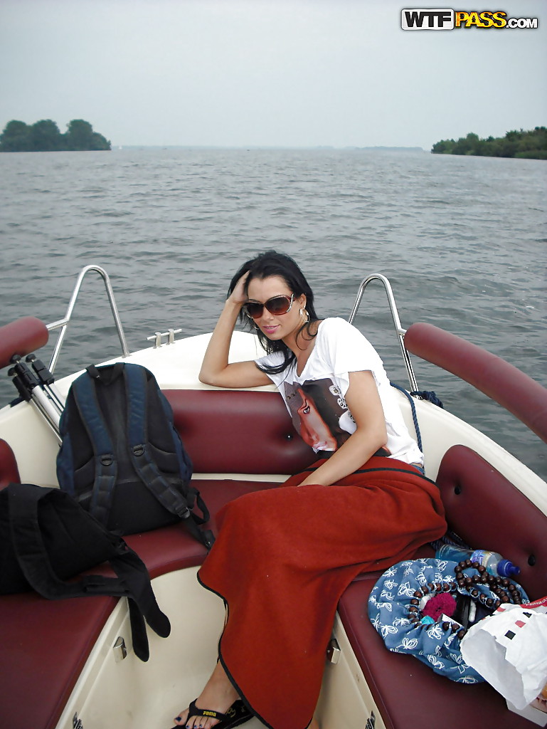 Giovane bruna dal seno pieno si libera dei suoi vestiti al giro in barca
 #51108438
