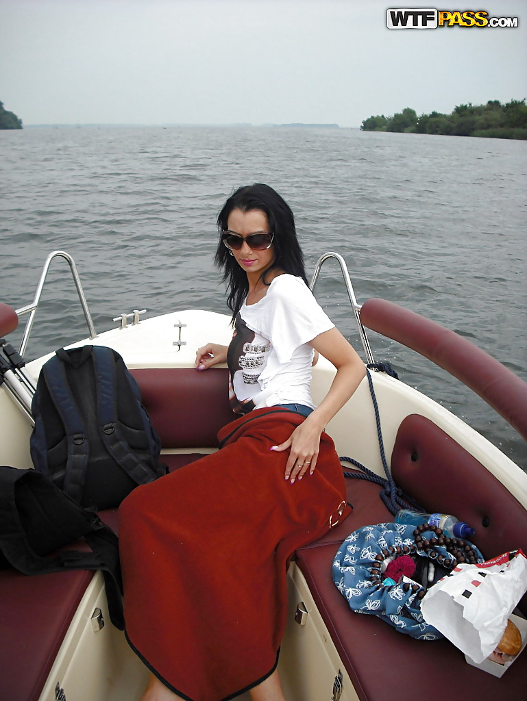 Une brune à forte poitrine se débarrasse de ses vêtements lors d'une excursion en bateau.
 #51108440