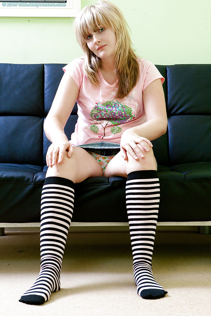 Junge Blondine in kniehohen Socken blinkt Höschen in sexy Upskirt-Nahaufnahmen
 #50007211
