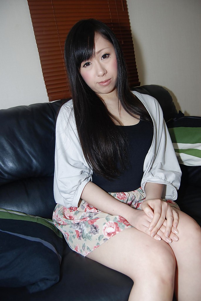 Una tímida joven asiática se desnuda y se divierte metiéndose los dedos en el coño
 #50050758