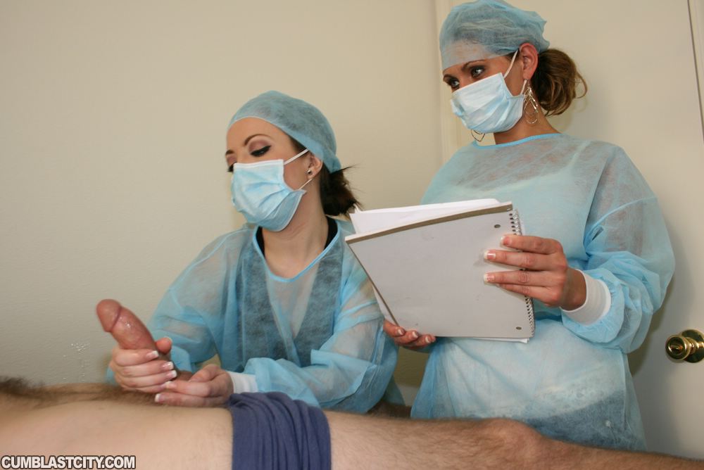 Des filles séduisantes en uniforme d'infirmière qui se branlent sur une grosse bite.
 #51052875