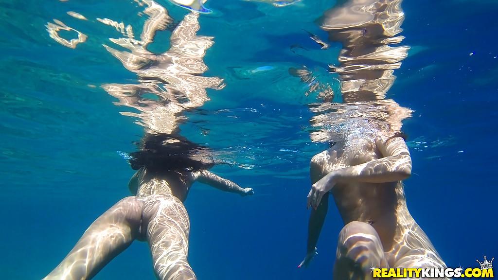 ホットな女、アミラ・アダラとニア・ブラックが屋外で裸で泳ぐ
 #52648244
